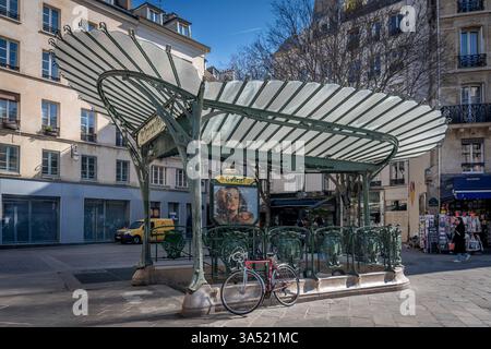 Paris, Frankreich - 03 18 2025: Blick auf einen typischen Eingang der U-Bahn-Station Guimard in Paris Stockfoto