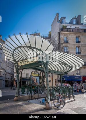 Paris, Frankreich - 03 18 2025: Blick auf einen typischen Eingang der U-Bahn-Station Guimard in Paris Stockfoto