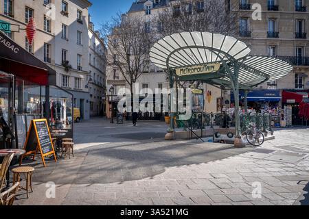 Paris, Frankreich - 03 18 2025: Blick auf einen typischen Eingang der U-Bahn-Station Guimard in Paris Stockfoto