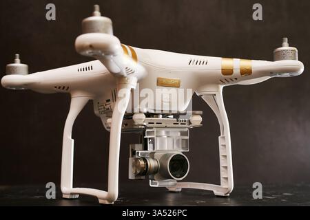 USA, Arizona - 10. März 2025: Weiße Drohne ohne Propeller DJI Phantom 3 steht auf einem schwarzen Tisch Stockfoto