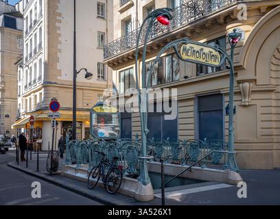 Paris, Frankreich - 03 18 2025: Blick auf einen typischen Eingang der U-Bahn-Station Guimard in Paris Stockfoto