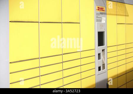 Mainz - 27. Mai 2017: Schließfächer oder Paketboxen mit einer DHL-Kundenkartenmaschine am 27. Mai 2017 in Mainz stapelten und anrichteten Stockfoto