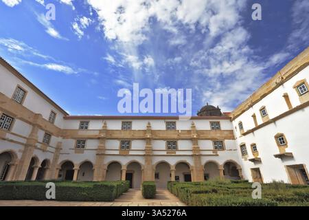 Wunderschön erhaltene Burg - Palast der Templer. Innenhof umgeben von Galerien. Portugal, Tomar Stockfoto