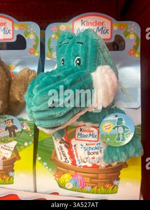 Kinder, Easter, Kinder Maxi Mix, Kinder Ostergeschenke, Ostereier, Osterspielzeug, Schoko Bons, Choko Spielzeug, Plüschspielzeug, Ostergeschenk Paket, 2025 Stockfoto