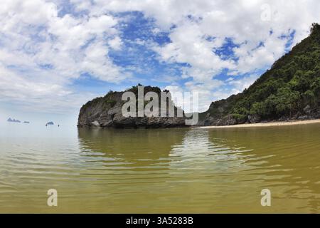 Flacher Sandstrand. Die malerische Bucht im Golf von Thailand ist von Inseln umgeben - Felsen verschiedener Formen. Nebeliger Morgen nach einem schweren Sturm Stockfoto