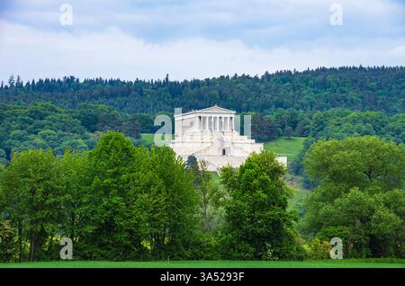 Blick auf die Walhalla Hall of Fame von Südwesten, in Donaustauf an der Donau bei Regensburg, Bayern. Stockfoto