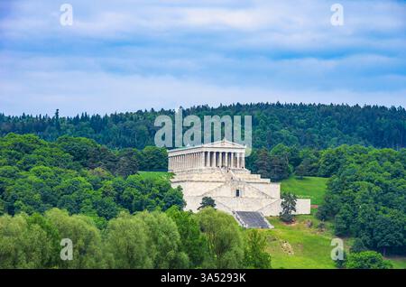 Blick auf die Walhalla Hall of Fame von Südwesten, in Donaustauf an der Donau bei Regensburg, Bayern. Stockfoto