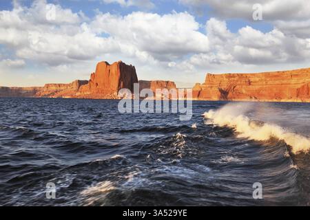 Bootsfahrt auf dem malerischen Lake Powell. Am See in rotem Sandstein bedeckten Sonnenuntergang Stockfoto