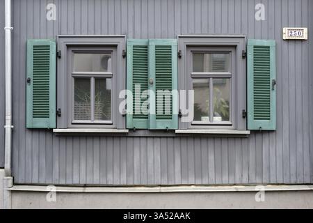 Ein Reihenhaus mit nostalgischen Holzläden und Dielenwänden Stockfoto