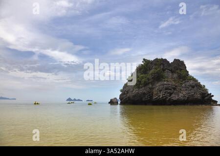 Malerischen Bucht im Golf von Thailand ist von Inseln - Felsen der verschiedenen Formen umgeben. Nebligen Morgen nach einem heftigen Sturm Stockfoto
