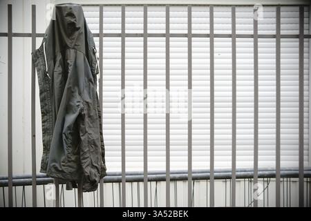Eine Regenjacke hängt an einem Zaun auf einer Baustelle Stockfoto