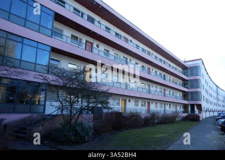 Seimensstadt in Berlin Charlottenburg 2025 umfasst ikonische Sozialwohnungen 1929–34, die von Architekten unter anderem Walter Gropius entworfen wurden. Stockfoto