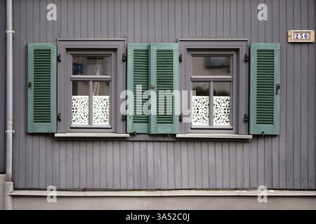 Ein Reihenhaus mit nostalgischen Holzläden und Dielenwänden Stockfoto