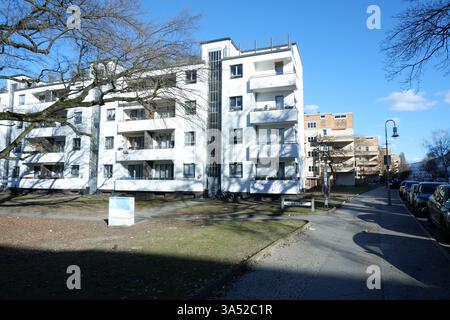 Seimensstadt in Berlin Charlottenburg 2025 umfasst ikonische Sozialwohnungen 1929–34, die von Architekten unter anderem Walter Gropius entworfen wurden. Stockfoto