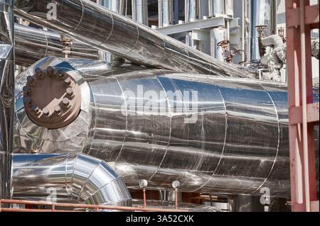 Nahaufnahme von Edelstahlrohrleitungen und -Anlagen in einer Chemieanlage bei Tageslicht Stockfoto