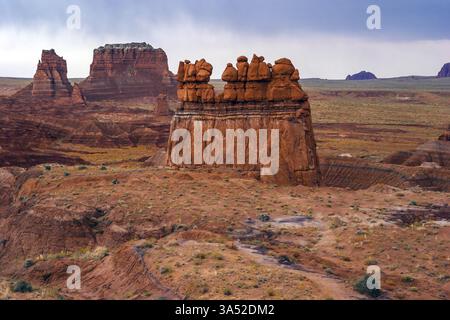 Ursprüngliche rotbraune Sandsteinformationen, die durch Erosion entstanden sind. Hoodoo - geologische Formationen. Der malerische Utah State Park Goblin Valley. USA. Das Konzept Stockfoto