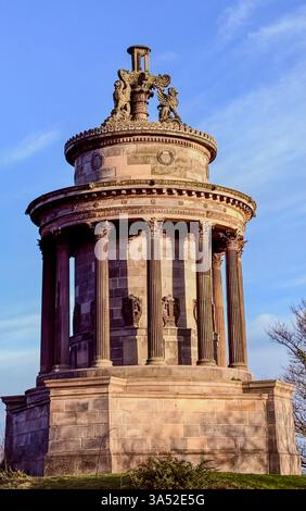 Atemberaubende Aussicht auf das Dugald Stewart Monument, ein neoklassisches Denkmal auf dem Calton Hill in Edinburgh, Schottland, im goldenen Sonnenlicht getaucht Stockfoto