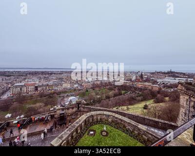 Panoramablick auf Edinburgh vom historischen Edinburgh Castle aus mit Blick auf die Skyline der Stadt und den Firth of Forth Stockfoto