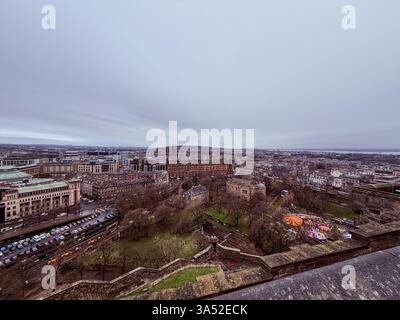 Atemberaubender Blick auf die Stadt vom Edinburgh Castle aus, der die Stadt darunter einfängt, mit der Princess Street, dem Festgelände, das sich vor dem Horizont erstreckt Stockfoto