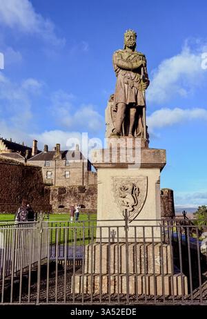 The Warrior King – die Statue von Robert the Bruce steht auf Stirling Castle Stockfoto