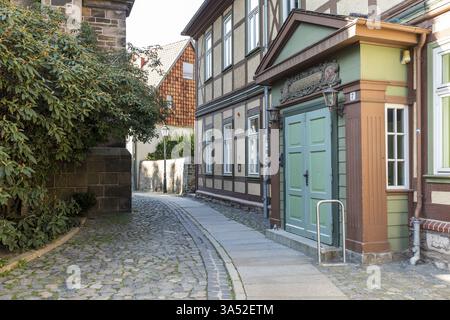 Historische Gebäude mit Fachwerkhäusern am Oberpfarrkirchhof neben der Sylvestri-Kirche, Altstadt von Wernigerode, Harz, Sachsen-Anhalt, Germa Stockfoto