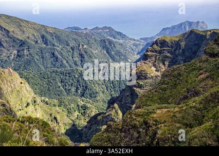 Berglandschaft im Zentralmassiv, Mittelgebirge bei Pico do Areeiro, Felsen, Wolken, Gebirgszüge, Berglandschaft, Madeira, Portugal Stockfoto