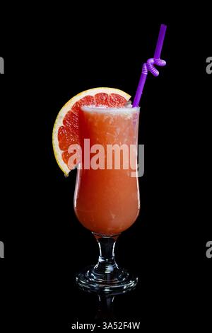 Grapefruit Limonade in einem Glas auf schwarzem Hintergrund Stockfoto