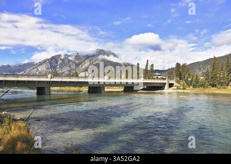 Die herrliche Brücke über den Fluss Banff. Frühherbst in den Rocky Mountains von Kanada Stockfoto