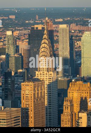 Das Chrysler Building bei Sonnenuntergang von der Aussichtsplattform des Edge, New York City Stockfoto