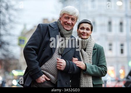 Kaukasisches älteres Ehepaar genießt einen friedlichen Spaziergang in der Stadt, während er in die Kamera lächelt Portrait zeigt ihre liebevolle Bindung und ihr Glück, während sie warm gekleidet sind Stockfoto
