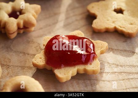 Sternförmige Linzer Weihnachtskekse mit Erdbeermarmelade, Großaufnahme Stockfoto
