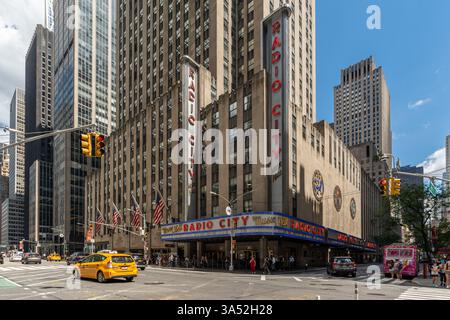 New York, USA, 13. August 2024. Blick auf die Radio City Music Hall, ein beliebtes Wahrzeichen von Manhattan Stockfoto