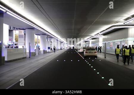 Frankfurt, Deutschland - 27. Oktober 2018: Taxistände und Taxispuren an einer U-Bahn am Frankfurter Flughafen am 27. Oktober 2018 in Frankfurt, Deutschland, Europa Stockfoto