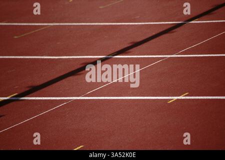 Die Nahaufnahme und schräge Perspektive einer 100 m langen Laufbahn in einem Stadion mit Markierungen Stockfoto