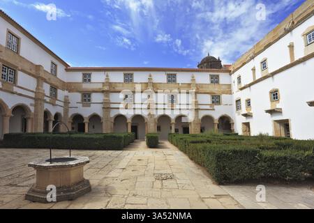 Palast der Tempelritter in der kleinen Stadt Tomar, Portugal. Wunderschöner grüner Innenhof, umgeben von einem schönen Gebäude mit einem wunderschönen Stockfoto