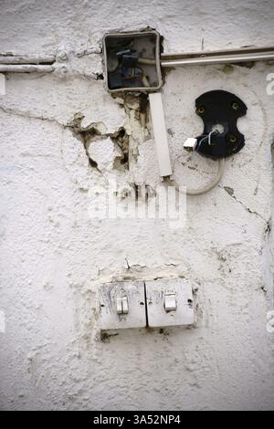 Das Foto eines alten, stillgelegten Stromverteilers Stockfoto