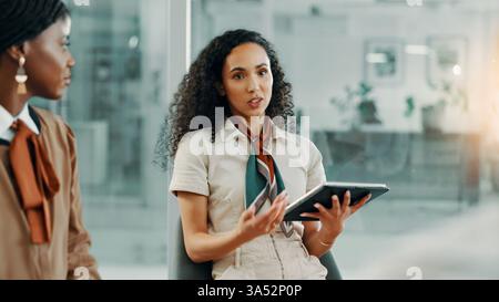 Tablet-, Meeting- und Geschäftsfrauen im Büro für kreatives Redaktionsprojekt für Magazine. Journalismus, Diskussion und Team von Textern, die mit planen Stockfoto