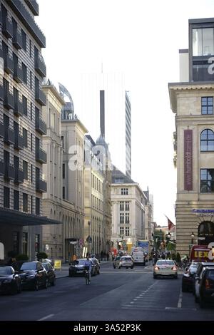 Berlin, Deutschland - 21. Juni 2016: Verkehr auf der Potsdamer Straße am Leipziger Platz mit verschiedenen Geschäften und Restaurants am 21. Juni 2016 in Berlin Stockfoto