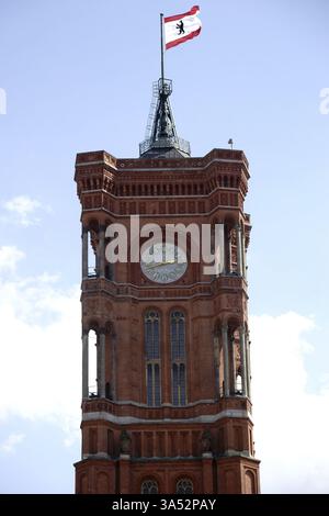Der rote Backsteinturm des Roten Rathauses in Berlin mit schwenkender Flagge auf dem Turm Stockfoto