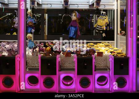 Berlin, Deutschland - 05. Dezember 2017: Die Nahaufnahme von Puppen und Plüschspielzeug eines bunt beleuchteten Puppenpackers auf einem Weihnachtsmarkt Stockfoto