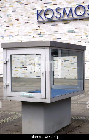 Berlin, Deutschland - 13. Juli 2018: Vor der alten Fassade des bekannten Großbildkino- und Veranstaltungsortes Kosmos steht eine Glasvitrine Stockfoto