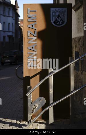 Worms, Deutschland - 13. Oktober 2018: Eine verrostete Stele des Wormser Finanzamtes an der Eingangstreppe des Finanz- und Bürogebäudes am 13. Oktober 2018 Stockfoto