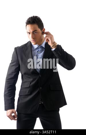 Eleganter Mann als Bodyguard oder Sicherheitsbeamter, mit Ohrhörern, isoliert auf weiß Stockfoto