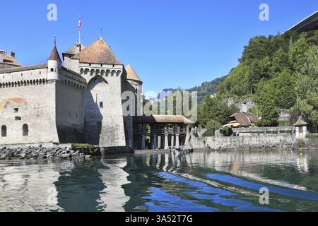 Mächtige Mauer mittelalterliche Burg Chillon am Genfer See. Klarer und warmer Herbsttag Stockfoto