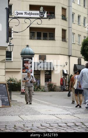 Berlin, Deutschland - 21. Juni 2016: Touristen besuchen das älteste Restaurant Berlins, zum Nussbaum im Nikolaiviertel am 21. Juni 2016 in Berlin Stockfoto