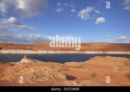 Rote Steinwüste und das hellblaue Wasser. Lake Powell an einem schönen sonnigen Tag Stockfoto