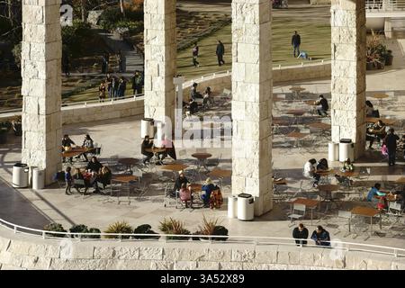 Los Angeles, USA - 27. Dezember 2015: Museumsbesucher sitzen an Tischen und Stühlen im Café auf der Außenterrasse des Getty Center on dece Stockfoto