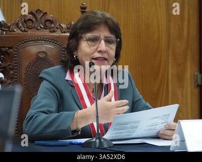 Lima, Peru. März 2025. Delia Espinoza Valenzuela, Generalstaatsanwältin von Peru, hält eine Pressekonferenz über die Herausforderungen, vor denen die Staatsanwaltschaft in Peru steht, den Kampf gegen Korruption und symbolträchtige Fälle, das Problem der Unsicherheit der Bürger und die Beziehungen zwischen der Generalstaatsanwaltschaft, auch bekannt als peruanisches Ministerium, und anderen Regierungsstellen. Quelle: Fotoholica Presseagentur/Alamy Live News Stockfoto