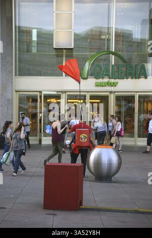 Berlin, Deutschland - 10. Mai 2016: Am 10. Mai 2015 steht ein Wurstverkäufer mit seinem tragbaren Grill vor der Galeria Kaufhof auf dem Alexanderplatz in Berlin Stockfoto