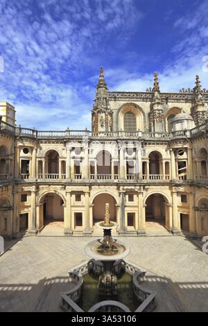 Gut erhaltene Burg - Palast der Templer. Hof von Galerien umgeben. In der Mitte - ein Brunnen mit einem Pool in der Form einer CRO Stockfoto
